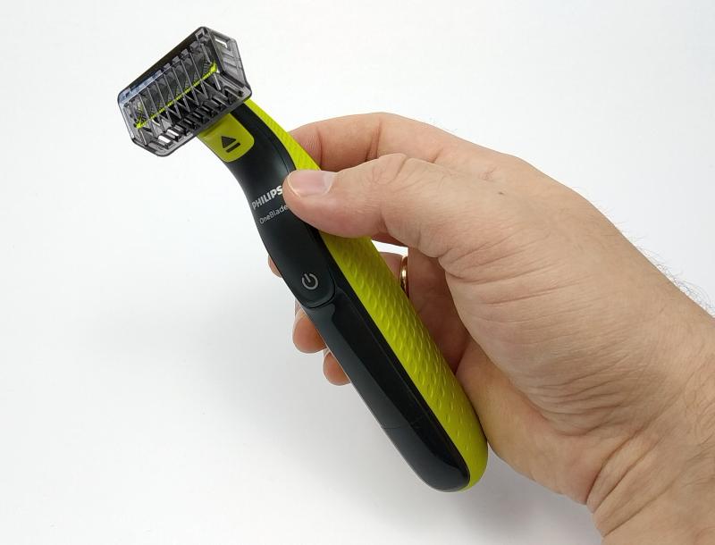 Strojek Philips OneBlade QP2520 dobře padne do ruky | Díky voděodolnému tělu lze zastřihovač používat ve sprše